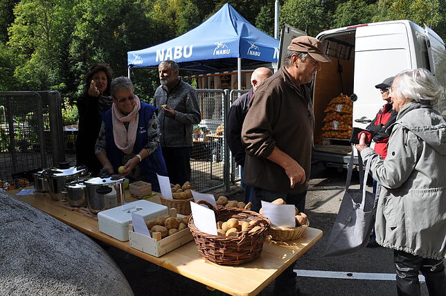Der sechste Kartoffelmarkt des NABU lockte zwar etwas weniger Besucher als sonst an den Naturena-Badesee, aber dennoch waren die ...
