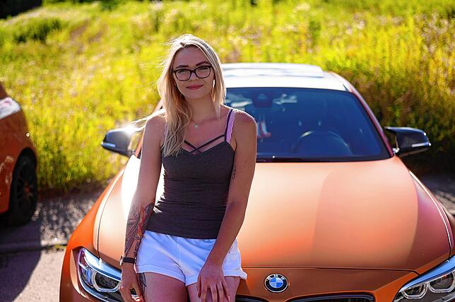 Eliana Hoorn an ihrem BMW M2. Das Fahrzeug ist ihr Hobby.