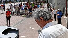 Thomas Giesinger bei seiner Rede, im Hintergrund die Demo-Teilnehmer auf dem Marktplatz.