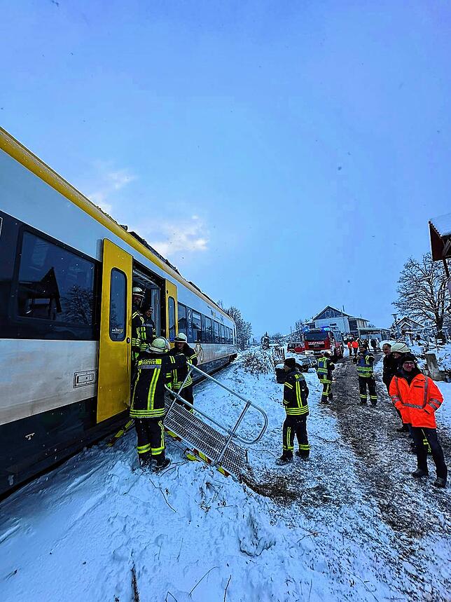 Die Feuerwehr evakuiert am 4. Dezember auf Höhe des Galluswegs in Hüfingen rund 150 Fahrgäste aus einem liegen geblieben S-Bahn-Zug
