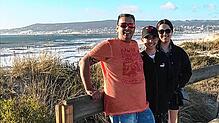 Luis Rondulha mit Tochter Valeria und Sohn David am Atlantik in Portugal am Strand von Figueira da Foz.