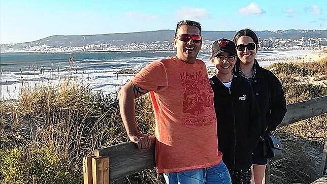 Luis Rondulha mit Tochter Valeria und Sohn David am Atlantik in Portugal am Strand von Figueira da Foz.