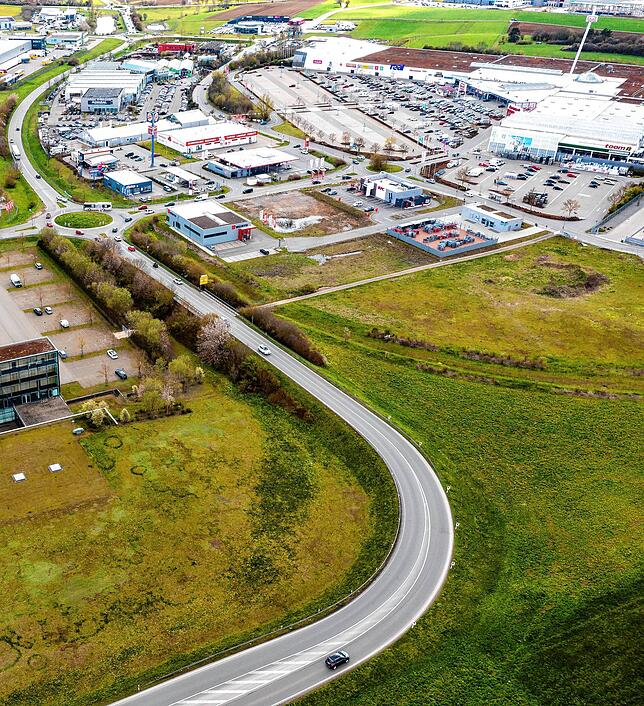 Am neuen Markt kommt die 90-Grad-Kurve am Ende der B 523. Bild: Hans-Jürgen Götz