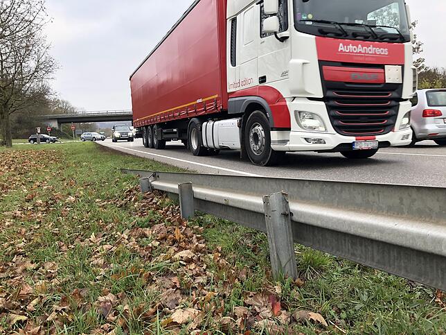 Durch die Einrichtung von Einfädelspuren auf die Bundesstraße will die Straßenbaubehörde die Leistungsfähigkeit und die ...