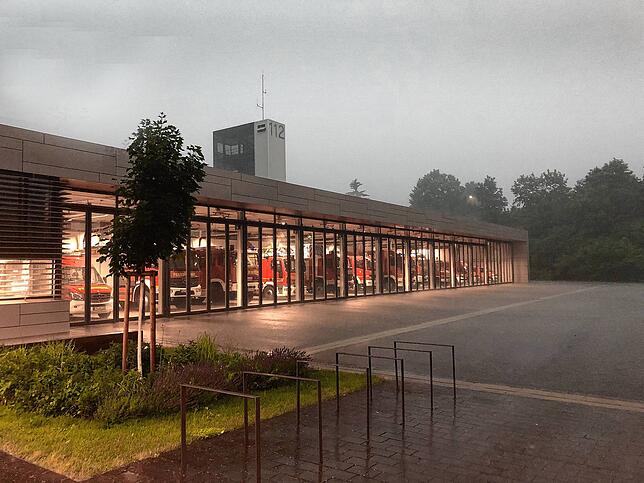 Das Markdorfer Feuerwehrhaus in Alarmbereitschaft. Bei diesem Unwetter Ende Juni musste die Feuerwehr innerhalb kürzester Zeit ...