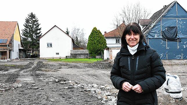 Karin Vögele, Inhaberin und Geschäftsführerin des Bauträgers Manz Immobilien aus Radolfzell, auf dem freigeräumten Grundstück in der ...