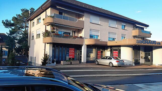 Der Tatort am Freitagabend. Vor dem Haus wartet ein Auto an einer Baustellenampel. Das Opfer war auf dem Vorplatz links vor dem Gebäude ...