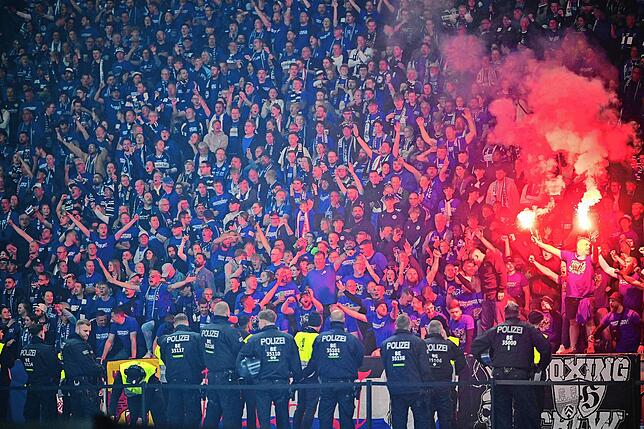Die Polizei steht vor der Tribüne mit den Bielefeld-Fans.