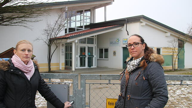 Die stellvertretende Elternbeiratsvorsitzende der Tagestätte, Karen Buck (links), steht mit der Vorsitzenden Melanie Hernando vor dem ...