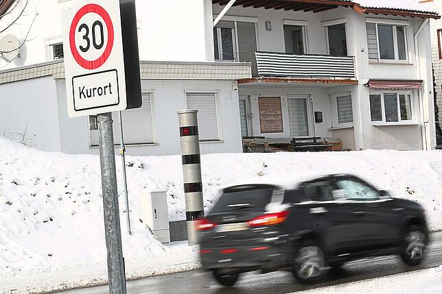 Diese Aufnahme zeigt eine Blitzersäule in der Gemeinde Schönwald.