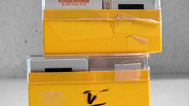 Diese Boxen mit Patienten-Aufnahmen wurden nahe der ehemaligen HEK gefunden.