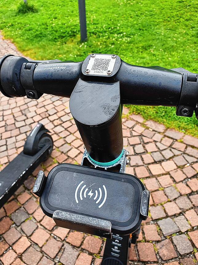 Erfasst der Nutzer den QR-Code am Lenker mithilfe der App auf dem Handy, wird der Roller automatisch entsperrt – und ist bereit ...