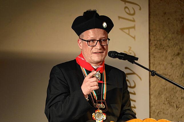 Predigt für seine Schäfchen auch mal im Gewölbekeller mit Wein und Bier: Dekan Stefan Schmid