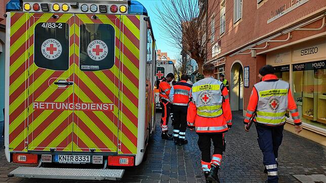 Rettungskräfte sind in der Seestraße im Einsatz.