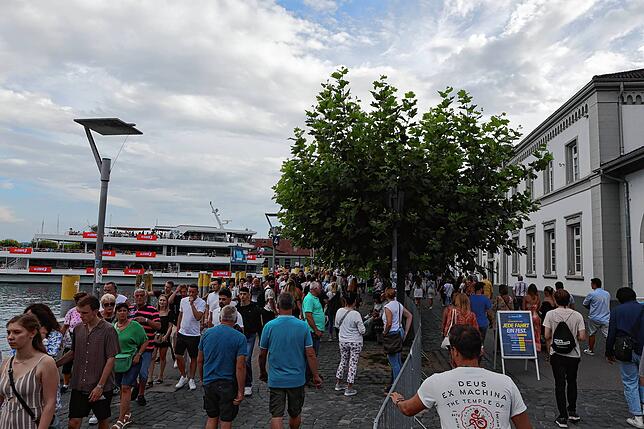 Bild 24: Das Seenachtfest 2023 startet durch! Immer mehr Besucher strömen auf das Festgelände