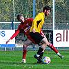Der FC Überlingen (Luca Severt, hinten) musste sich dem FC Gutmadingen (Manuel Huber) mit 2:4 geschlagen geben.