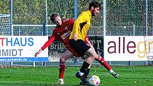 Der FC Überlingen (Luca Severt, hinten) musste sich dem FC Gutmadingen (Manuel Huber) mit 2:4 geschlagen geben.