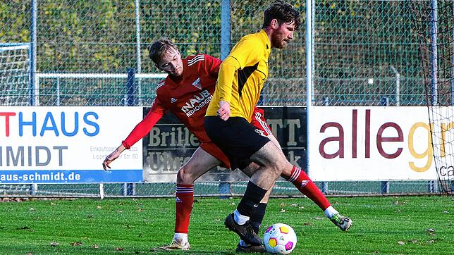 Der FC Überlingen (Luca Severt, hinten) musste sich dem FC Gutmadingen (Manuel Huber) mit 2:4 geschlagen geben.