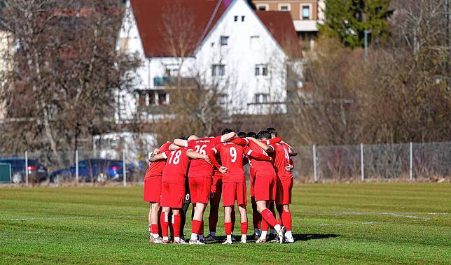 Gemeinsam den Klassenerhalt schaffen: Am Wochenende gelang dem SV Geisingen ein 2:0-Erfolg im Kellerduell gegen den FC Neustadt.