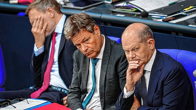 Lange Gesichter nach der Wahlklatsche (v.li.): Finanzminister Lindner (FDP), Wirtschaftsminister Habeck (Grüne) und Bundeskanzler Scholz ...