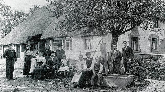 Eine Harpolinger Familie um 1900 im Sonntagsstaat. Über die Sitten und Gebräuche der einfachen Leute in Säckingen und den umliegenden ...