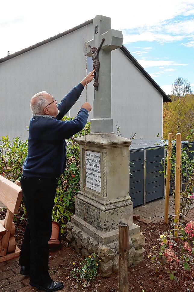 Gut 2,50 Meter misst das steinerne Kreuz, das jetzt im Löwengründle steht.