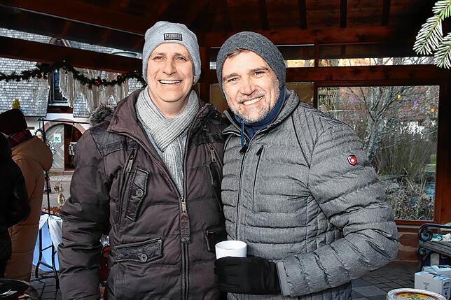 Bild 7: Gesang und Glühweinduft vor der Kirnachmühle: Der Unterkirnacher Weihnachtsmarkt lädt zum Verweilen