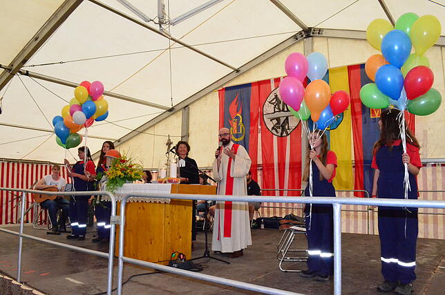 Nicht nur beim Feldgottesdienst mit der evangelischen Pfarrerin Martina Stockburger und dem katholischen Pfarrer Dominik Rimmele (Mitte) ...
