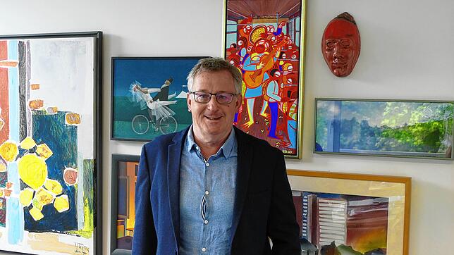 Claudius Beck vor der &bdquo;Galerie&ldquo; in seinem Büro im Rathaus.