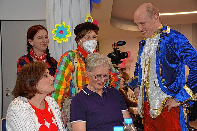 Bild 24: Rund 200 Frauen feiern im katholischen Pfarrsaal ausgelassen Fasnet