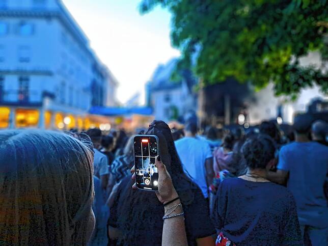 Bild 11: Richtig gute Laune beim Stimmen Festival auf dem Marktplatz