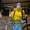 Martin Behrendt mit seinem Klapprad auf dem Weg zum Bahnsteig in Lindau: Sein täglicher Weg zur Arbeit kostet ihn seit dem ...