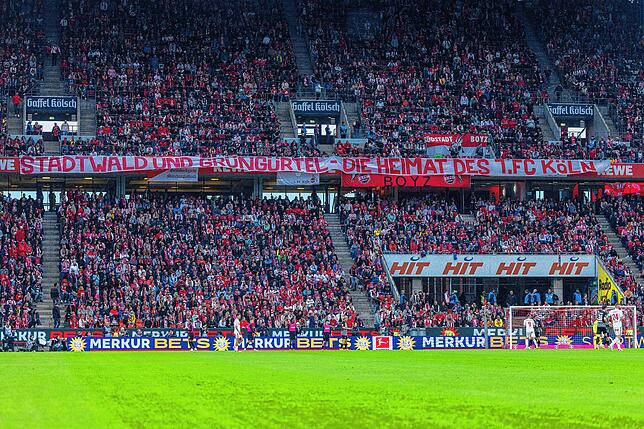 Kölns Fans zeigen ein Banner mit der Aufschrift ·Stadtwald und Grüngürtel – Die Heimat des 1. FC Köln·.