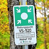 Solche Schilder, die an Waldrändern in der Nähe zu öffentlichen Straßen stehen, erleichtern bei einem Notfall im Wald das Auffinden der ...