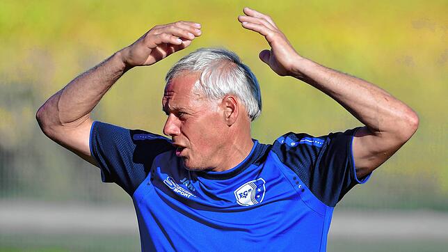 Blankes Entsetzen bei Roberto Wenzler: Obwohl Gastgeber Bosporus FC Friedlingen vier Platzverweise zu verkraften hatte, schaffte es sein ...