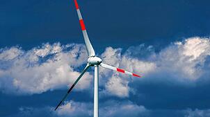 Windkraftanlagen spalten die Gesellschaft. Gegner führen Argumente wie Schattenwurf, Infraschall und negative Auswirkungen auf den ...