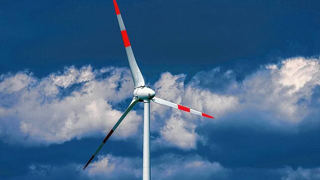 Windkraftanlagen spalten die Gesellschaft. Gegner führen Argumente wie Schattenwurf, Infraschall und negative Auswirkungen auf den ...