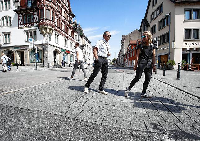Vorsicht, Stolperfalle! Die Bodenwellen im Bereich des Fußgängerüberweges am Schnetztor sind gefährlich und müssen jetzt dringend ...