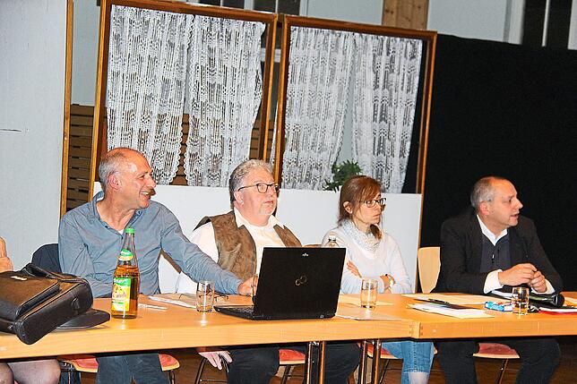 Der PGR-Vorsitzende Gerald Sandner (von links) beantwortet ebenso Fragen der Anwesenden wie Pfarrer Andreas Treuer, Gemeindereferentin ...