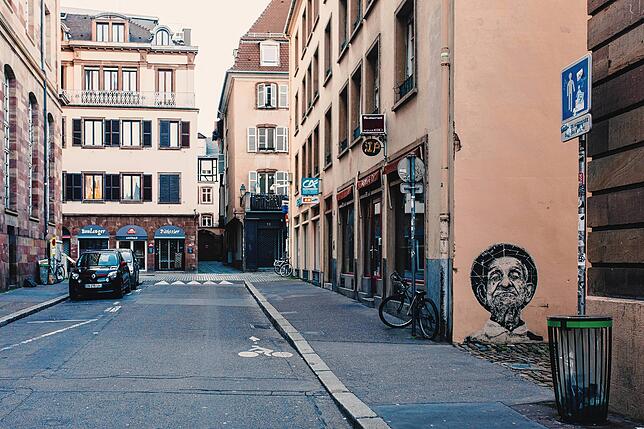 Leer gefegte Gassen, wo sonst viele Menschen unterwegs sind: Eine Straße nur wenige Schritte vom Straßburger Münster entfernt.