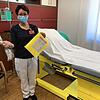 Eleonore Gisy, Chefärztin der Frauenheilkunde am Klinikum Hochrhein, zeigt die Schutzausrüstung für das Klinikum-Personal, falls ein ...