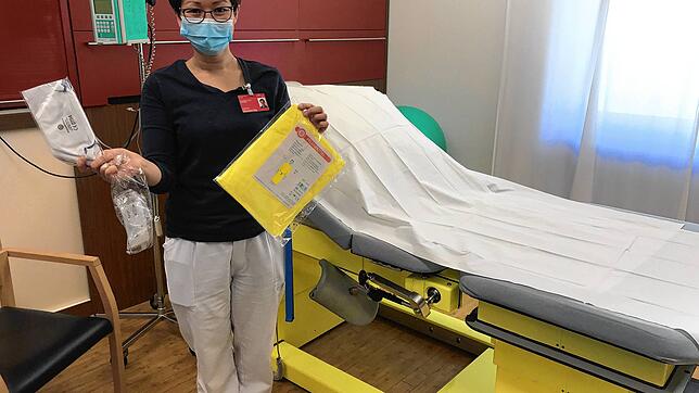 Eleonore Gisy, Chefärztin der Frauenheilkunde am Klinikum Hochrhein, zeigt die Schutzausrüstung für das Klinikum-Personal, falls ein ...
