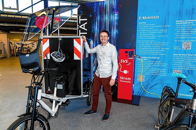 Ansgar Kundiger, der Mobilitätsbeauftragte der Doppelstadt, zeigt die neuen Elektro-Lastenfahrräder der TDVS.