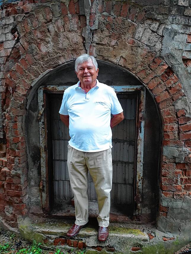 Werner Kramer vor dem Wehra-Kamin heute. Seit vielen Jahren sammelt er Bilder und Dokumente aus der Geschichte der Teppichfabrik.