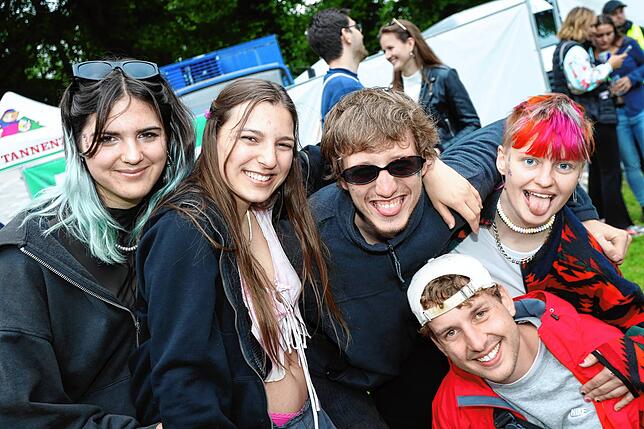 Bild 19: Los geht&lsquo;s &ndash; Fans und Mitarbeiter strömen auf das Festivalgelände