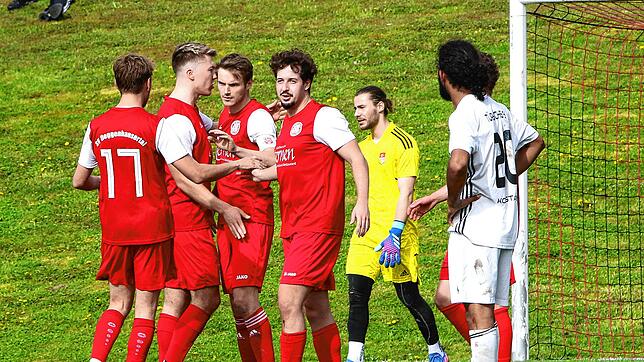 Joshua Fischer (Dritter, von links) erzielt per Strafstoß den Siegtreffer für den SV Deggenhausertal über den Türk. SV Konstanz.