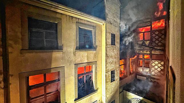 Dieses Bild bot sich der Konstanzer Feuerwehr, als zum Brand im Stadlerhaus eilte. Über vier Tage blieben die Wehrleute an der ...