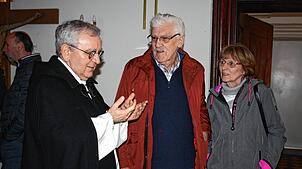 Pater Mirko (links) im Gespräch mit Besuchern des Klosterfestes.