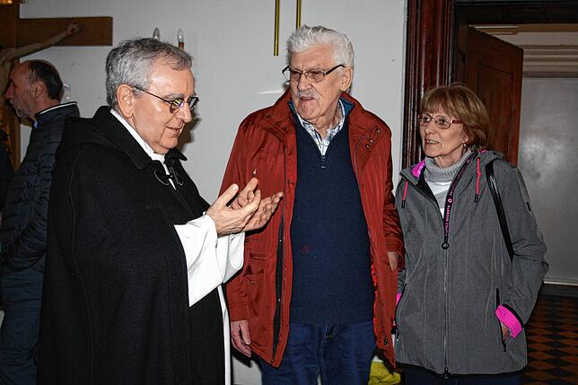 Pater Mirko (links) im Gespräch mit Besuchern des Klosterfestes.