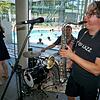 Für echte Urlaubsstimmung im Hallenbad sorgte am Samstagnachmittag die Band &bdquo;Acoustic Affair&ldquo;, die trotz schweißtreibender ...